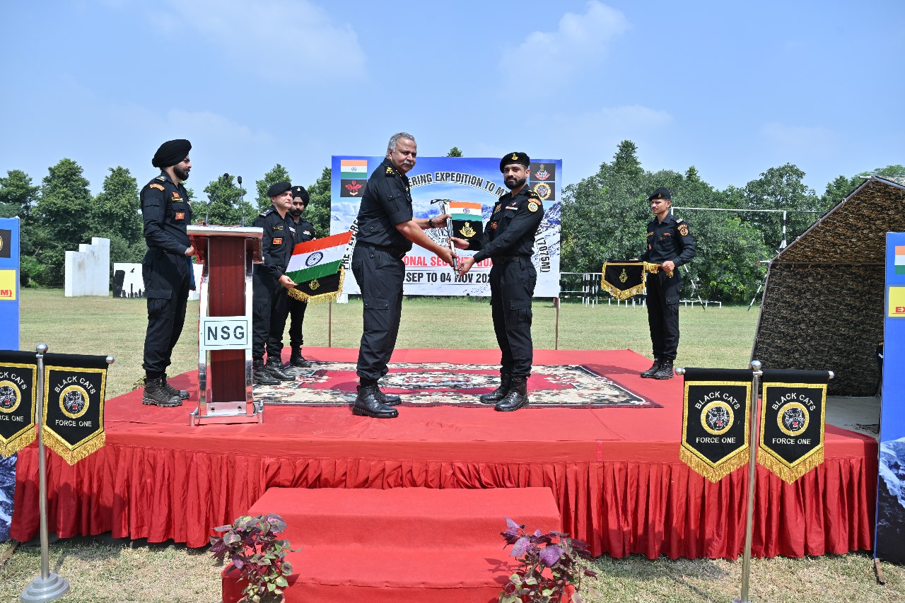 एनएसजी महानिदेशक बृघु श्रीनिवासन शनिवार को मानेसर में कमांडो दल को  रवाना करते हुए