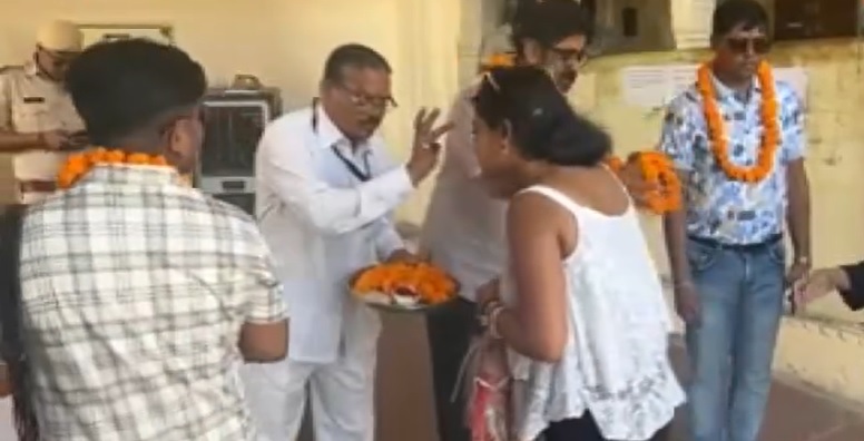 विश्व पर्यटन दिवस: पर्यटक स्थलों पर सैलानियों का राजस्थानी ठाट-बाट से तिलक लगाकर और फूल-मालाओं से स्वागत विश्व पर्यटन दिवस: पर्यटक स्थलों पर सैलानियों का राजस्थानी ठाट-बाट से तिलक लगाकर और फूल-मालाओं से स्वागत