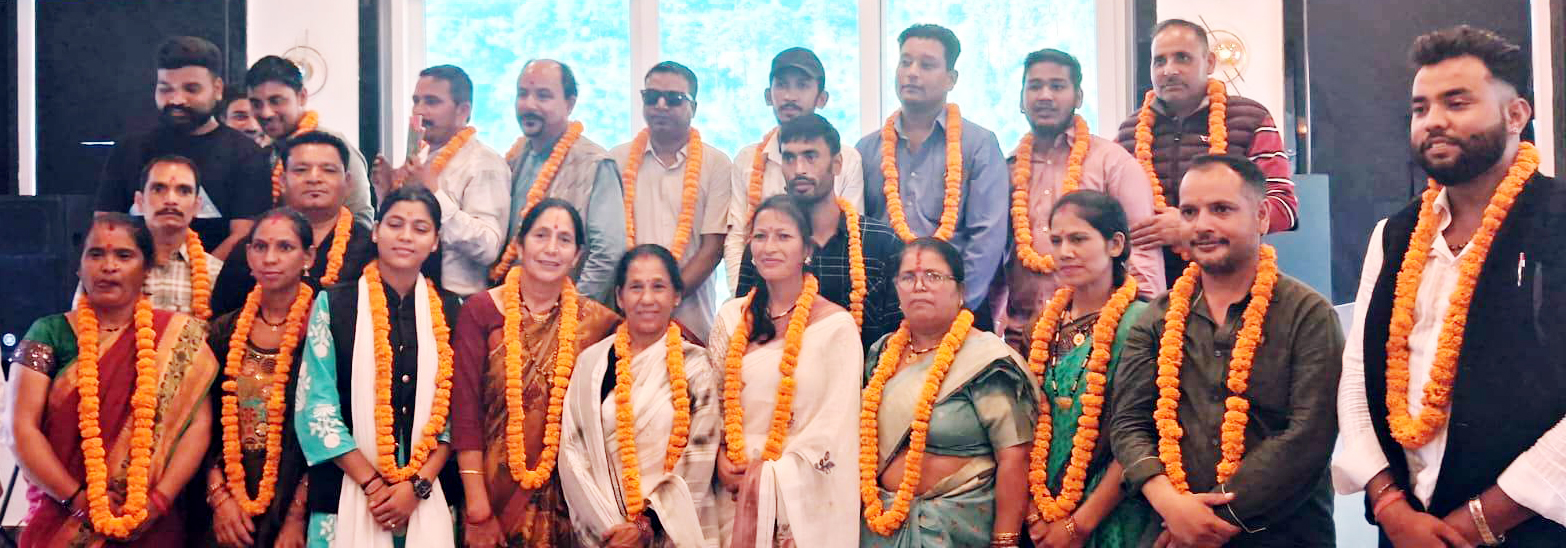 बैठक में सम्मानित हुए जनप्रतिनिधि।