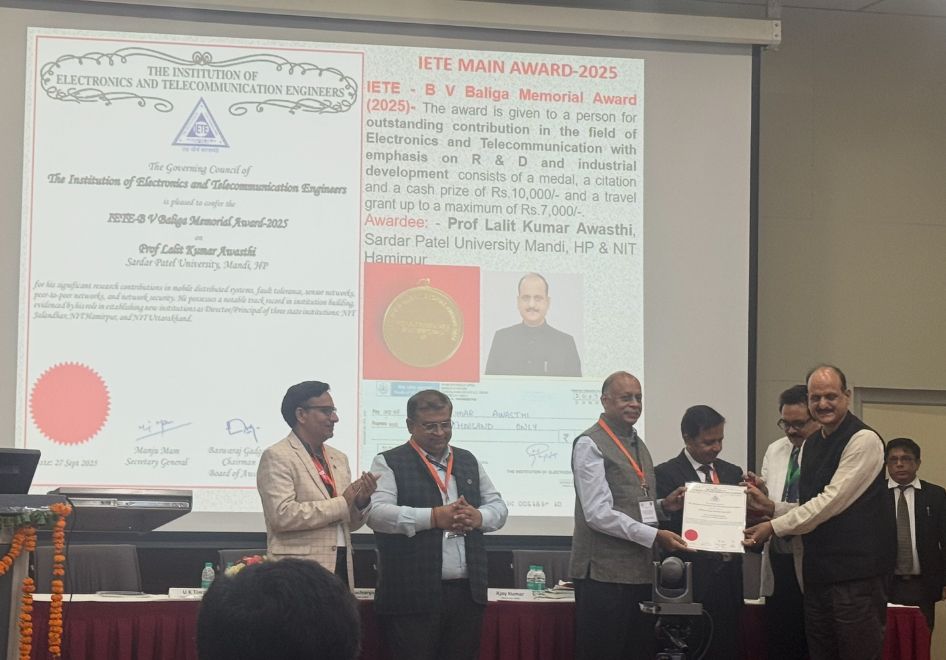 प्रो. ललित अवस्थी को सम्मानित करते हुए। प्रो. ललित अवस्थी को सम्मानित करते हुए।