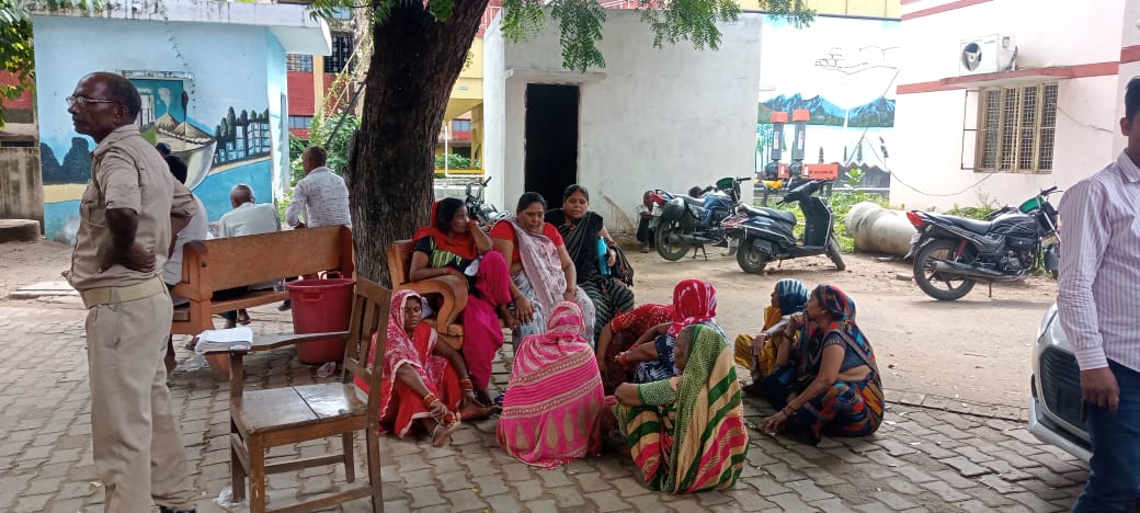 प्रयागराज के जार्जटाउन में हुई हत्या के बाद पोस्टमार्टम हाउस पर पहुंचे परिवारीजनों का छाया चित्र प्रयागराज के जार्जटाउन में हुई हत्या के बाद पोस्टमार्टम हाउस पर पहुंचे परिवारीजनों का छाया चित्र