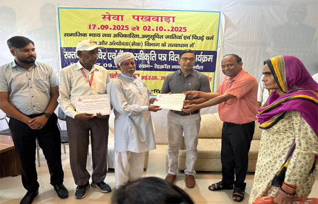 वृद्धावस्था सम्मान भत्ता के लाभार्थियों को स्वीकृति पत्र देते नगराधीश डा मंगल सेन।