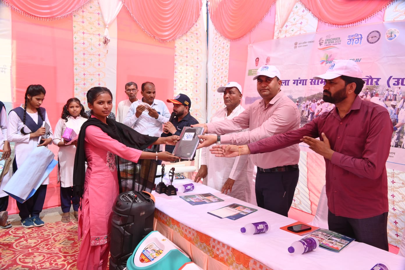 पोस्टर प्रतियोगिता में भाग लेते हुए बच्चे पोस्टर प्रतियोगिता में भाग लेते हुए बच्चे