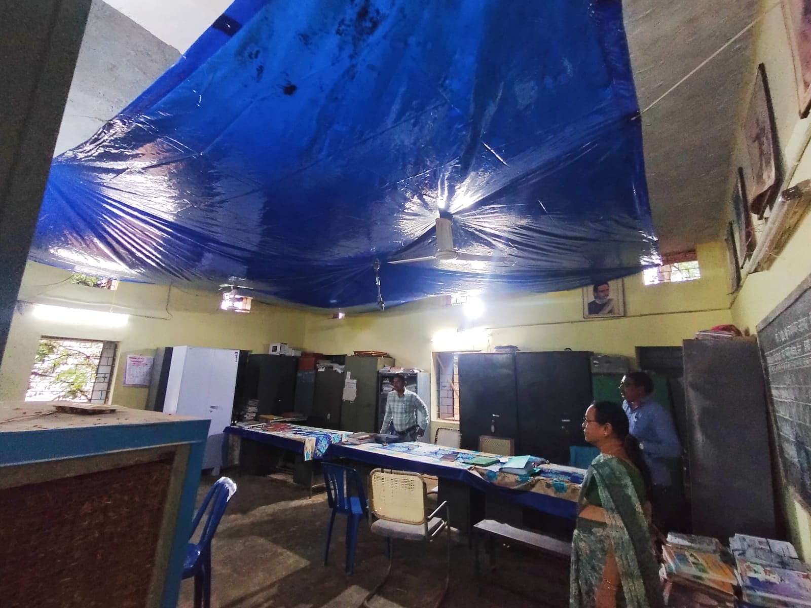 इस तरह से स्कूल के छत को पालीथिन से ढंका गया है ताकि पानी का रिसाव रोक सकें। इस तरह से स्कूल के छत को पालीथिन से ढंका गया है ताकि पानी का रिसाव रोक सकें।