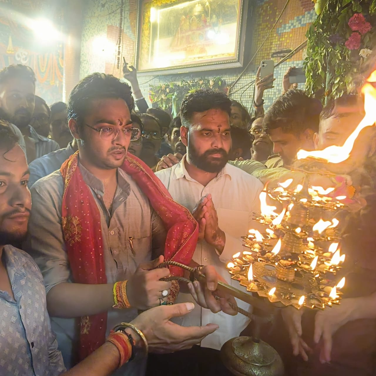 श्री काली माता मंदिर लालबाग में महाआरती करते विहिप बजरंग दल के पदाधिकारी। श्री काली माता मंदिर लालबाग में महाआरती करते विहिप बजरंग दल के पदाधिकारी।