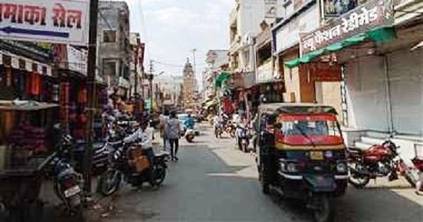 शहर की सड़कों में फुटपाथ पर व्यापारियों का बेजा-कब्जा शहर की सड़कों में फुटपाथ पर व्यापारियों का बेजा-कब्जा