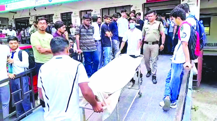 अस्पताल में लगी छात्रों की भीड़