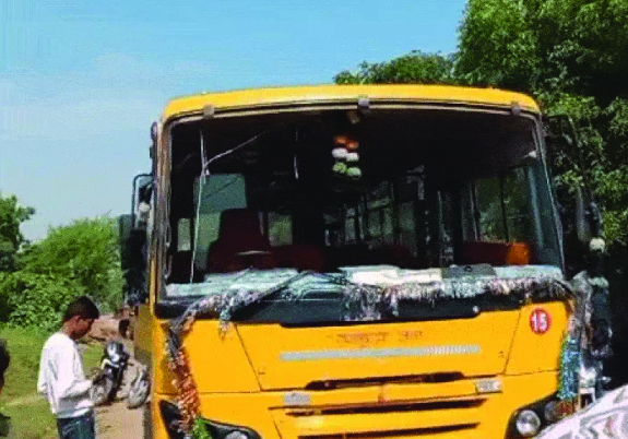 लदूना सांदीपनी स्कूल की बस पर पथराव, तीन को पुलिस ने किया गिरफ्तार लदूना सांदीपनी स्कूल की बस पर पथराव, तीन को पुलिस ने किया गिरफ्तार