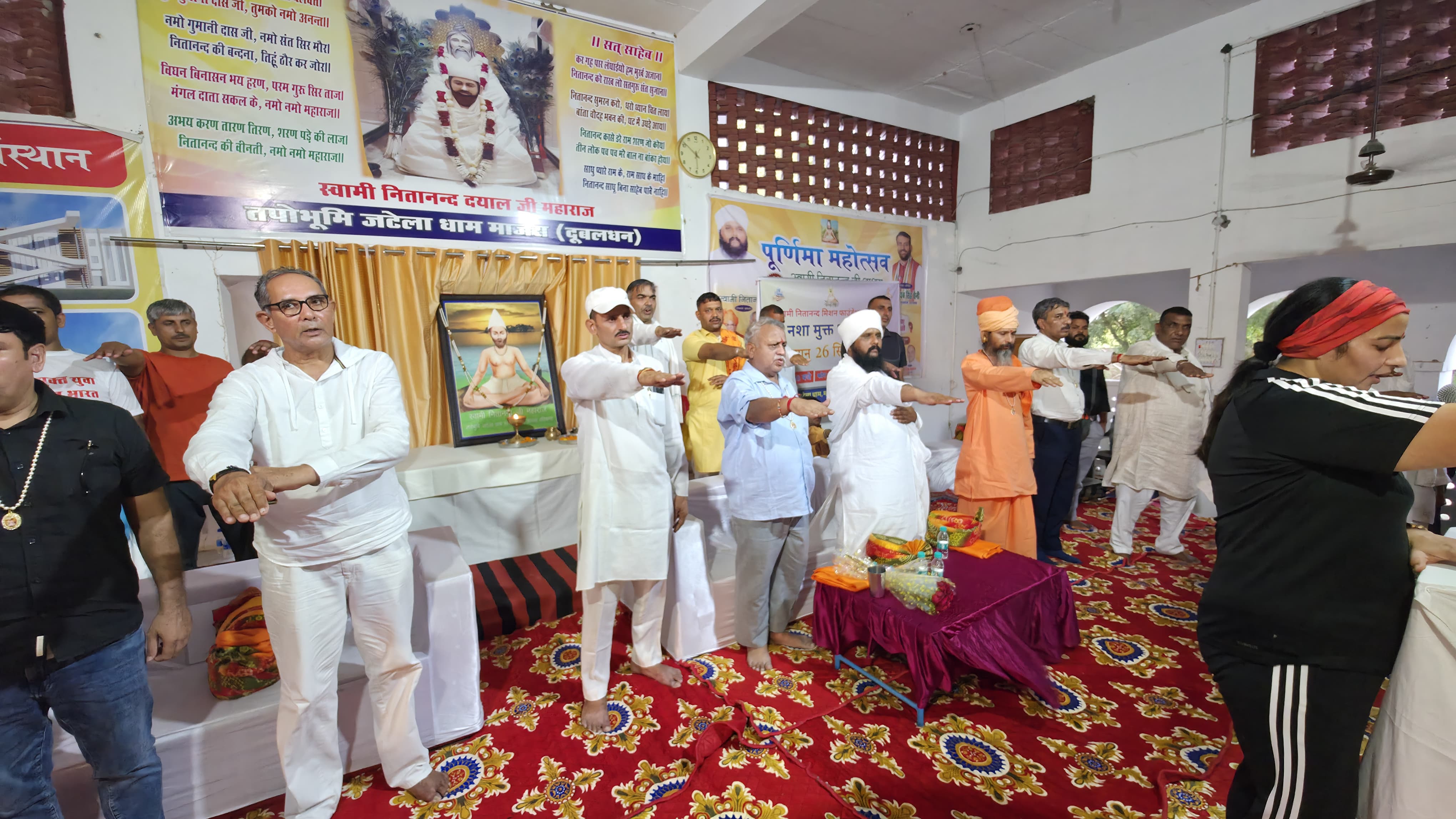 समारोह में मौजूद लोगों को नशा मुक्ति का संकल्प दिलाते महंत राजेंद्र दास और अन्य प्रमुख लोग। समारोह में मौजूद लोगों को नशा मुक्ति का संकल्प दिलाते महंत राजेंद्र दास और अन्य प्रमुख लोग।