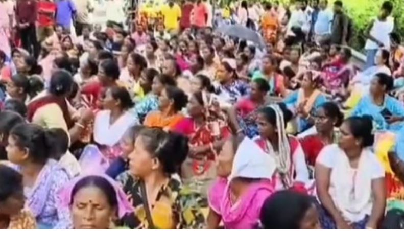 चालसा-मेटेली राज्य राजमार्ग पर बैठे श्रमिक चालसा-मेटेली राज्य राजमार्ग पर बैठे श्रमिक