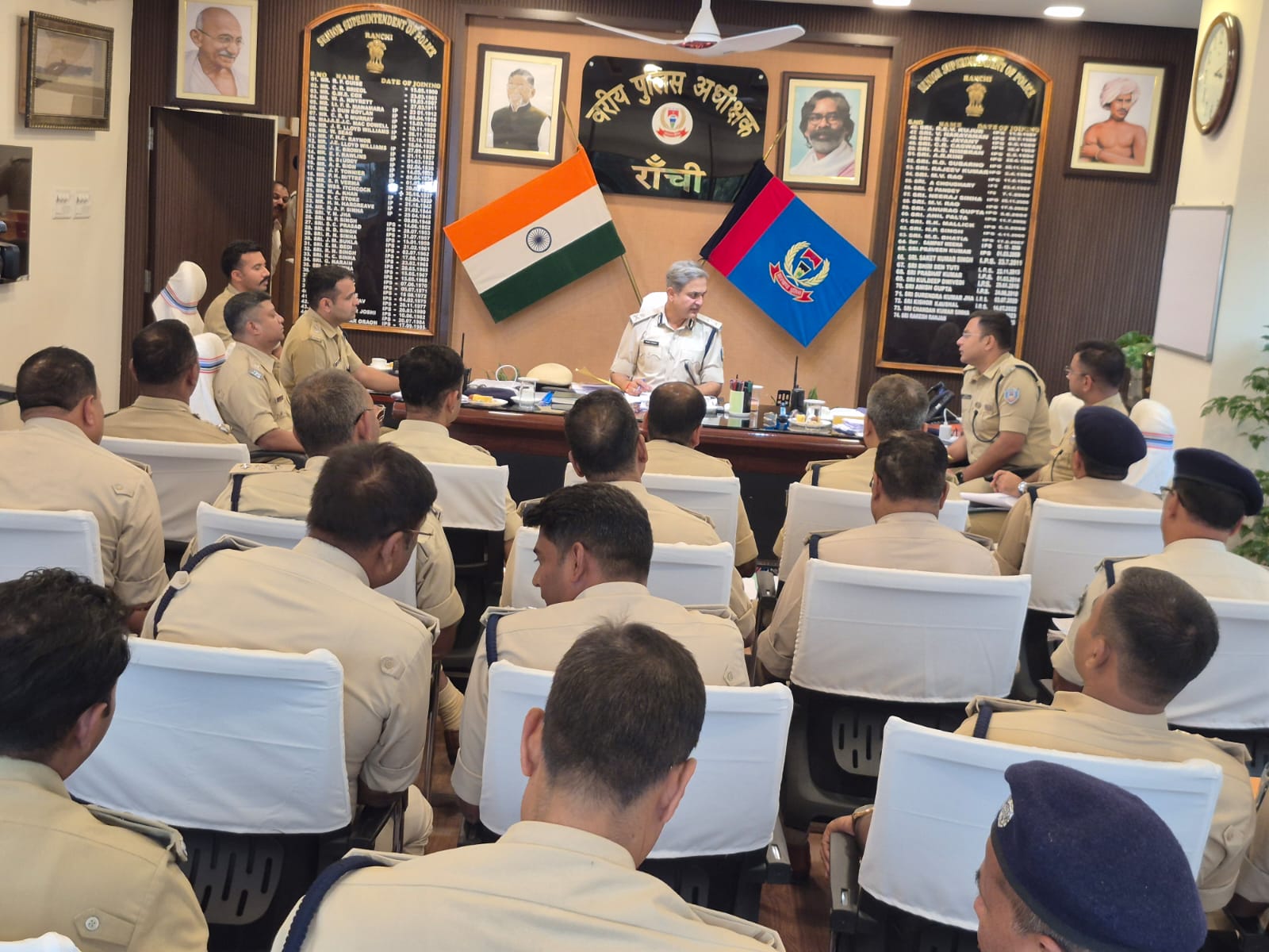 आईजी बैठक करते हुए आईजी बैठक करते हुए