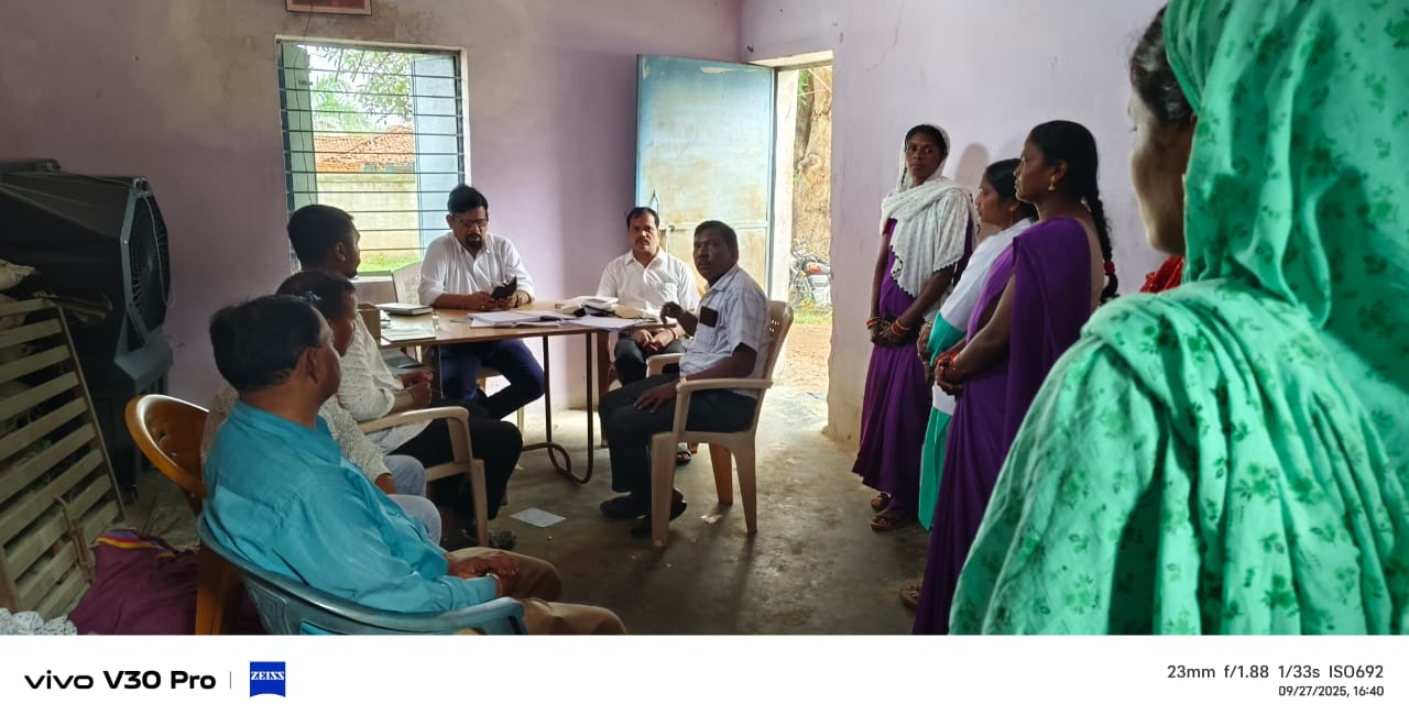 मुख्य चिकित्सा एवं स्वास्थ्य अधिकारी डॉक्टर आरके वर्मा जानकारी लेते हुए मुख्य चिकित्सा एवं स्वास्थ्य अधिकारी डॉक्टर आरके वर्मा जानकारी लेते हुए