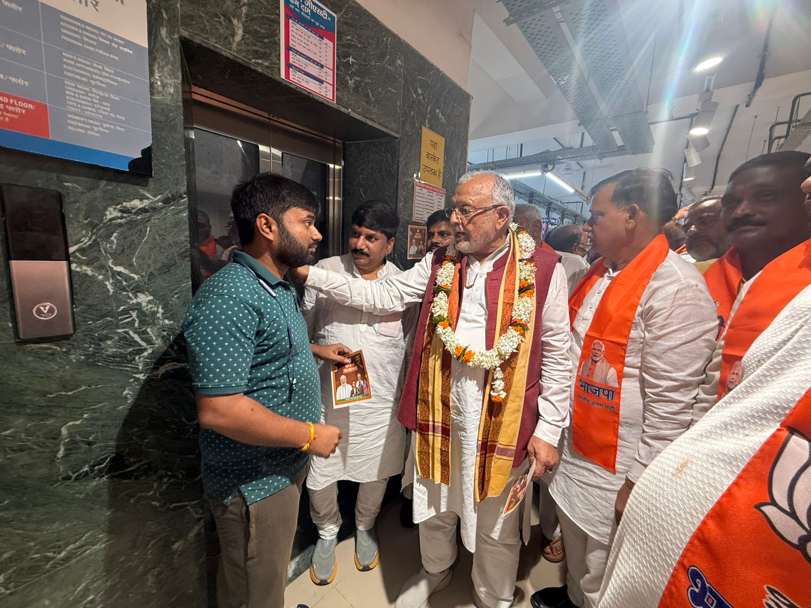 बचत उत्सव को लेकर वित्त मंत्री सुरेश खन्ना वाराणसी में व्यापारियों से संवाद करते हुए बचत उत्सव को लेकर वित्त मंत्री सुरेश खन्ना वाराणसी में व्यापारियों से संवाद करते हुए