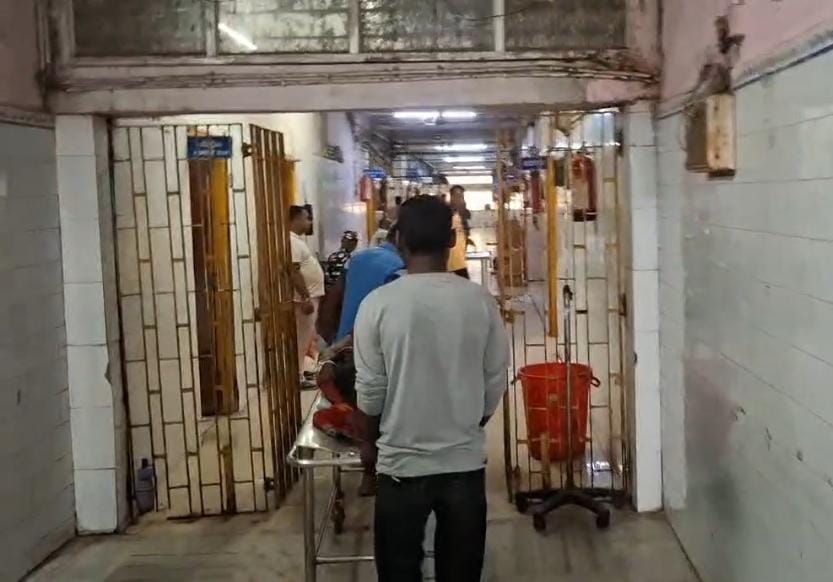 घायल को अस्पताल ले जाते परिजन घायल को अस्पताल ले जाते परिजन