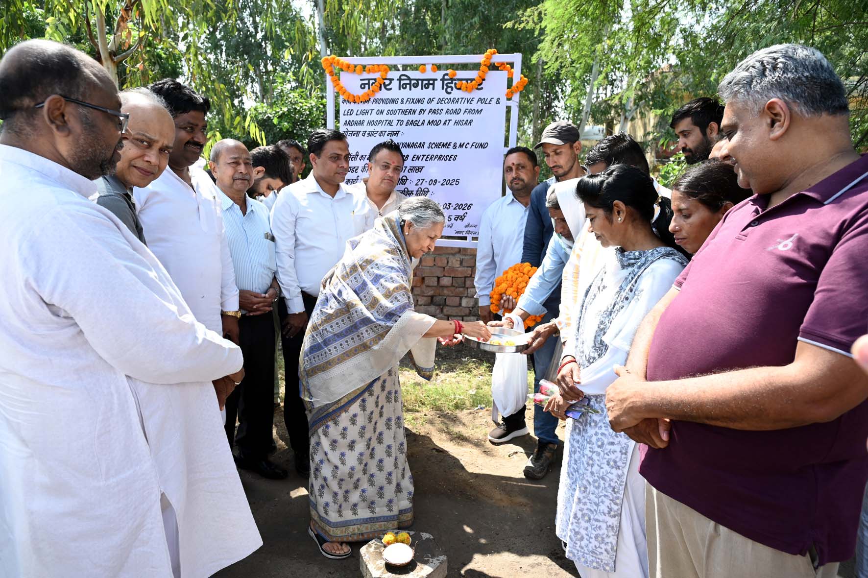 नगर निगम के कार्यों का शुभारंभ करते विधायक सावित्री जिंदल व मेयर प्रवीण पोपली। नगर निगम के कार्यों का शुभारंभ करते विधायक सावित्री जिंदल व मेयर प्रवीण पोपली।