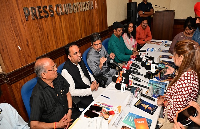प्रेस को संबोधित करते अखिल भारतीय महासभा के राष्ट्रीय चेयरमैन डॉ. अभिषेक वर्मा प्रेस को संबोधित करते अखिल भारतीय महासभा के राष्ट्रीय चेयरमैन डॉ. अभिषेक वर्मा