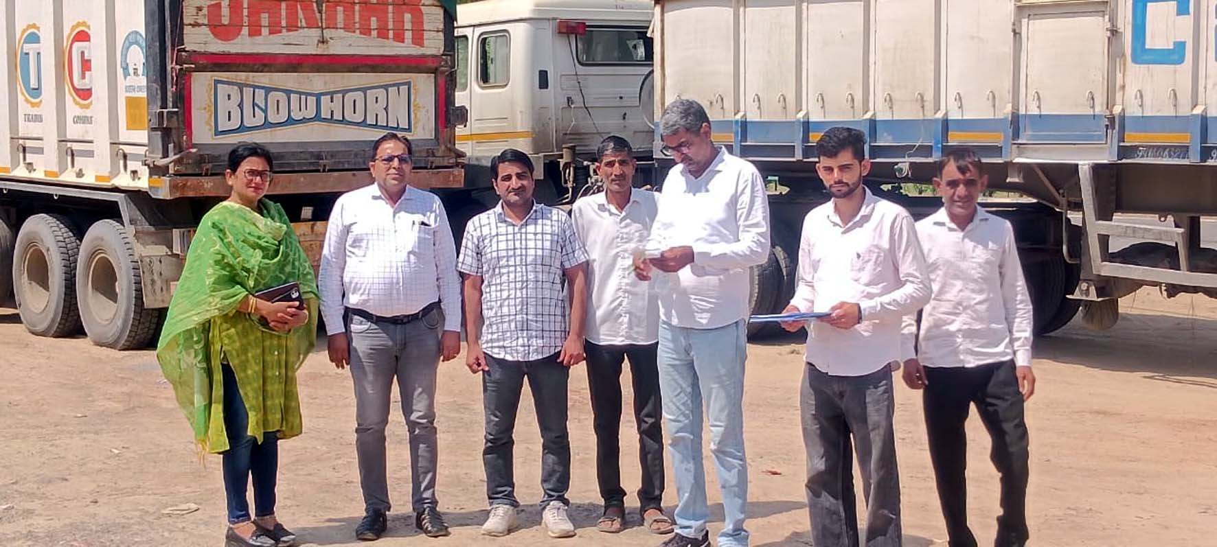 ओवरलोड वाहनों की जांच करते हुए सीएम फ्लाइंग इंचार्ज सुनैना और टीम के सदस्य।