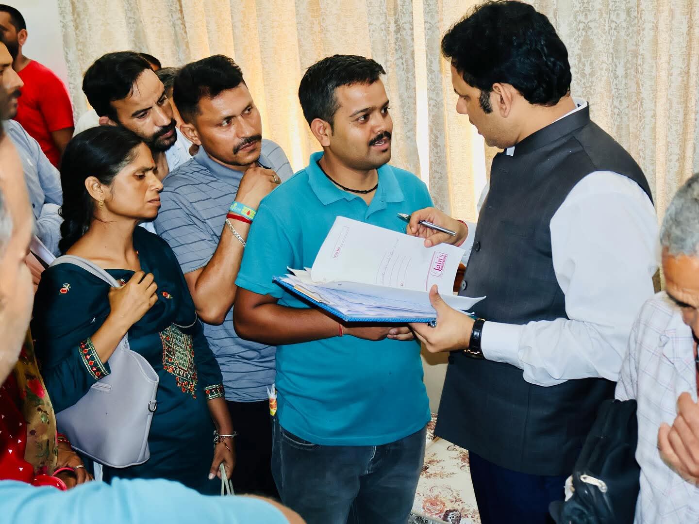 जनसमस्याएं सुने हुए आरएस बाली। जनसमस्याएं सुने हुए आरएस बाली।