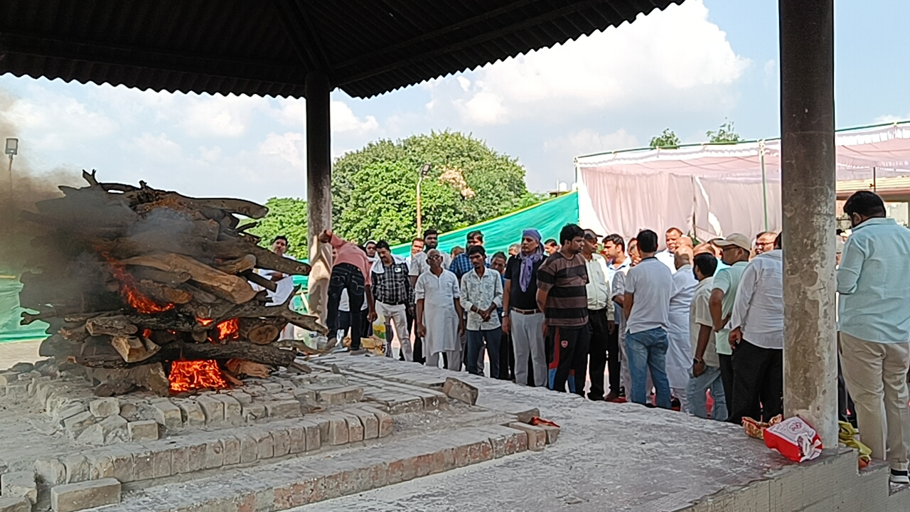 प्रो. सिंह के राजेंद्र नगर स्थित आवास पर पहुंचे सीएम योगी, पार्थिव शरीर पर पुष्प चक्र अर्पित कर किया नमन* प्रो. सिंह के राजेंद्र नगर स्थित आवास पर पहुंचे सीएम योगी, पार्थिव शरीर पर पुष्प चक्र अर्पित कर किया नमन*