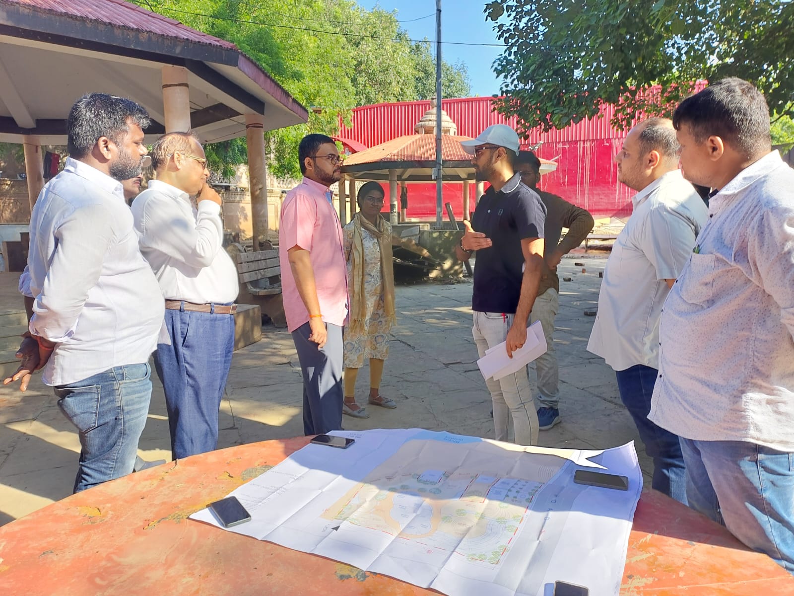 अस्सीघाट पर नगर आयुक्त अस्सीघाट पर नगर आयुक्त