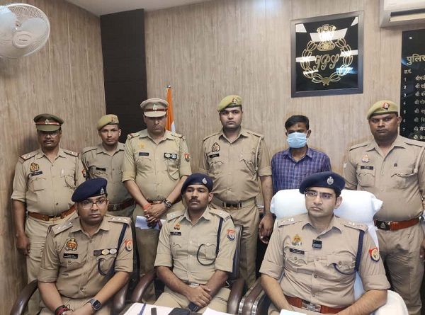 घटना की जानकारी देते पुलिस अधिकारी घटना की जानकारी देते पुलिस अधिकारी