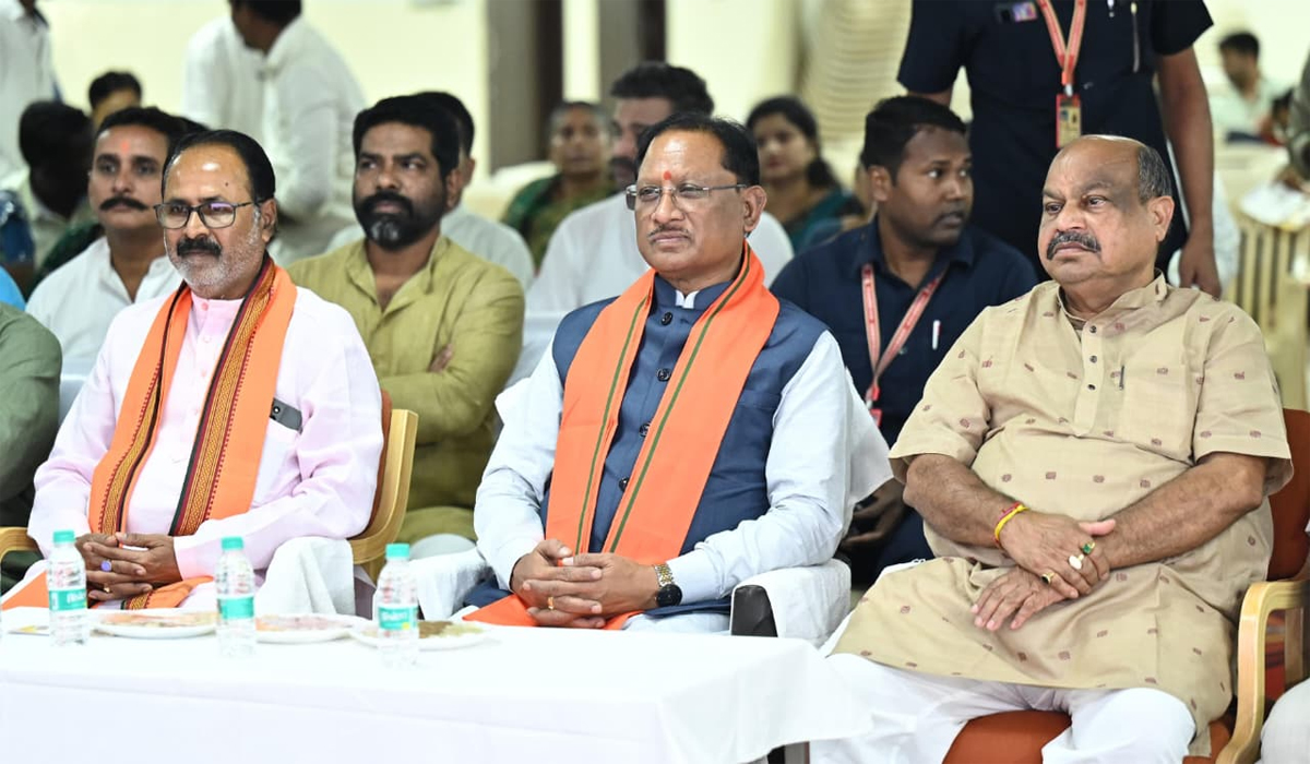 मुख्यमंत्री साय मन की बात कार्यक्रम काे सुनते हुए मुख्यमंत्री साय मन की बात कार्यक्रम काे सुनते हुए