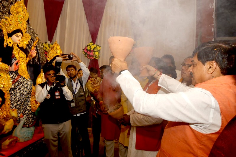 उज्जैनः मुख्यमंत्री ने बंगाली मार्केट और ऋषि नगर में माता काली और माता शक्ति का पूजन किया उज्जैनः मुख्यमंत्री ने बंगाली मार्केट और ऋषि नगर में माता काली और माता शक्ति का पूजन किया