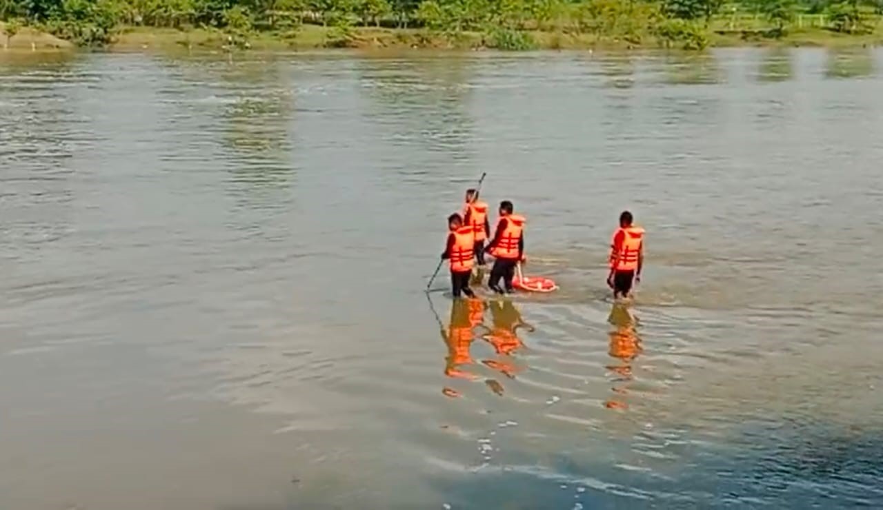 खारून नदी में युवक को ढूंढते हुए गोताखोर। खारून नदी में युवक को ढूंढते हुए गोताखोर।