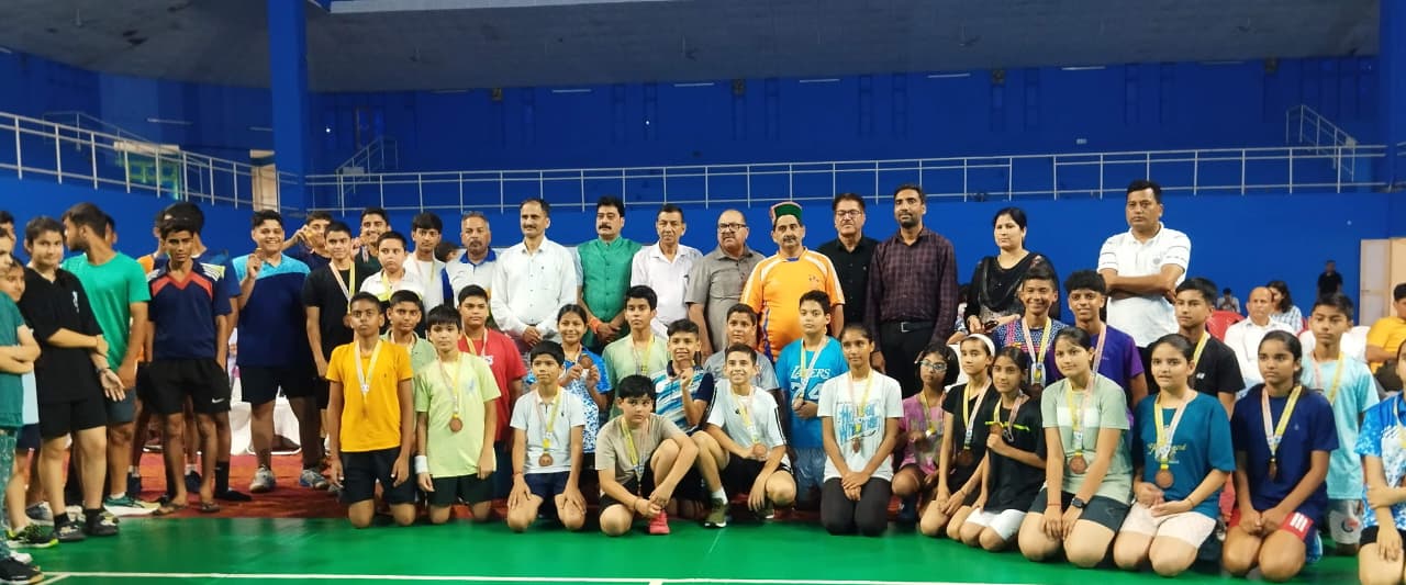 प्रतिभागियों के साथ केवल पठानिया। प्रतिभागियों के साथ केवल पठानिया।