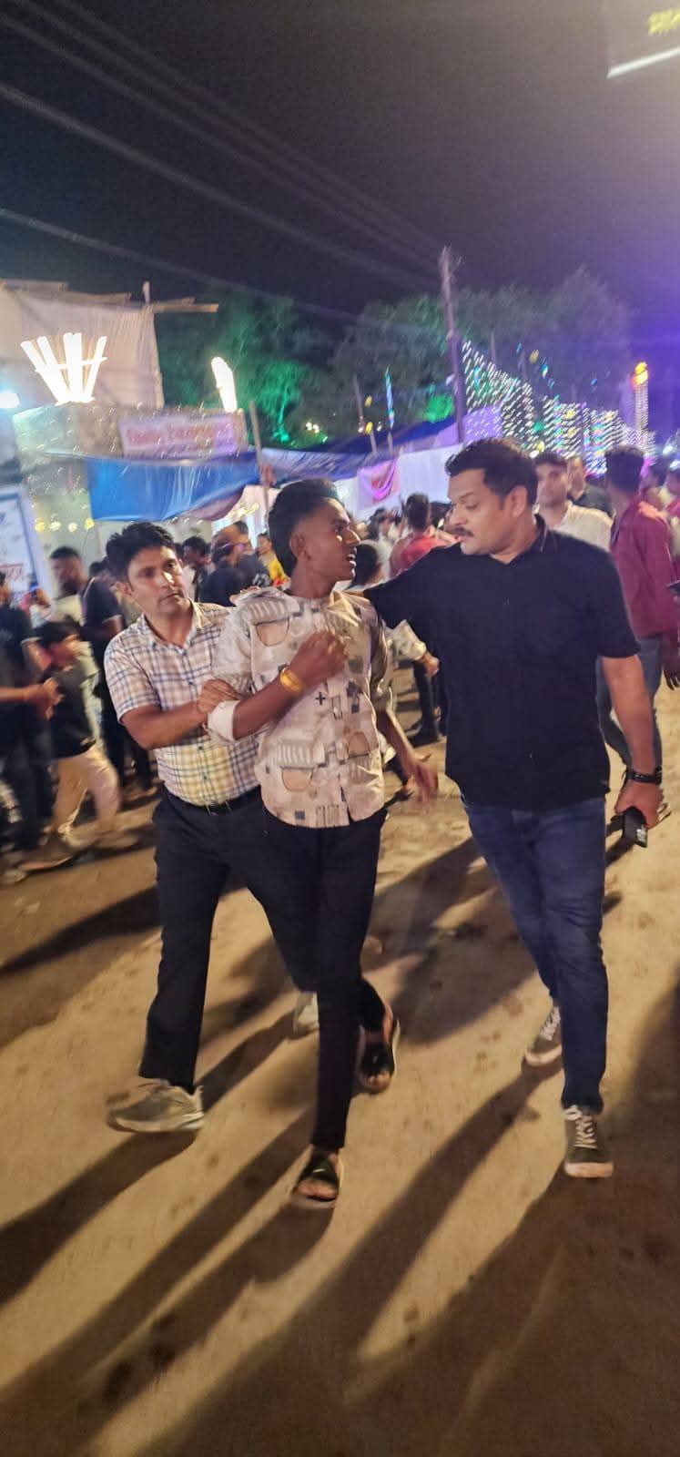 जांजगीर चांपा : नैला दुर्गा पंडाल और मेला परिसर में पुलिस ने बड़ी कार्रवाई, 4 चाकू, नेल के साथ युवकों को पकड़ा, 2 हजार स्टील के कड़े भी जब्त... जांजगीर चांपा : नैला दुर्गा पंडाल और मेला परिसर में पुलिस ने बड़ी कार्रवाई, 4 चाकू, नेल के साथ युवकों को पकड़ा, 2 हजार स्टील के कड़े भी जब्त...