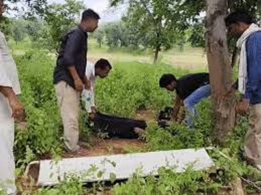 तीन साल के बेटे को तालाब में फेंककर महिला पेड़ पर फंदा बनाकर लटकी तीन साल के बेटे को तालाब में फेंककर महिला पेड़ पर फंदा बनाकर लटकी