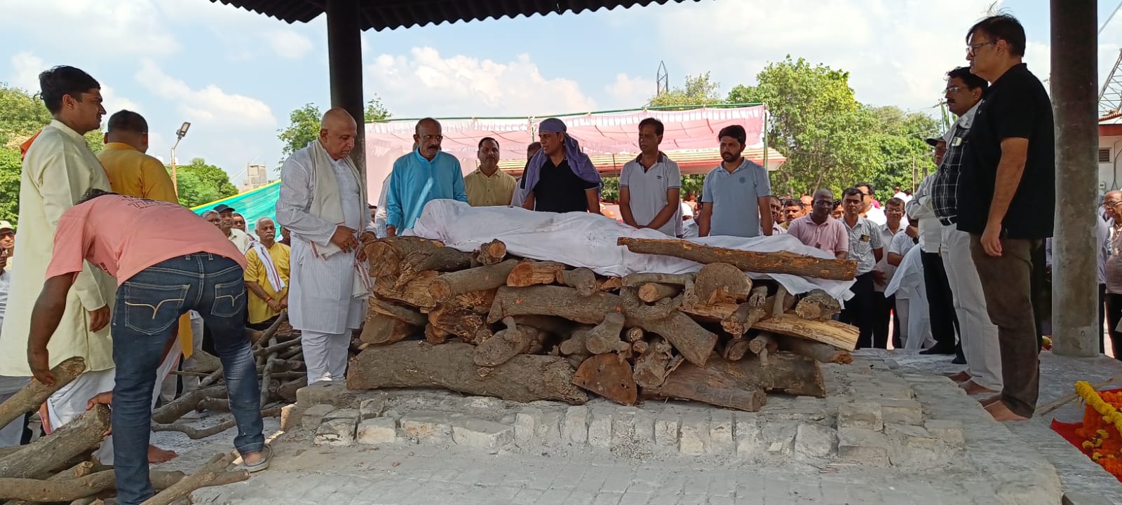 प्रो. सिंह के राजेंद्र नगर स्थित आवास पर पहुंचे सीएम योगी, पार्थिव शरीर पर पुष्प चक्र अर्पित कर किया नमन* प्रो. सिंह के राजेंद्र नगर स्थित आवास पर पहुंचे सीएम योगी, पार्थिव शरीर पर पुष्प चक्र अर्पित कर किया नमन*