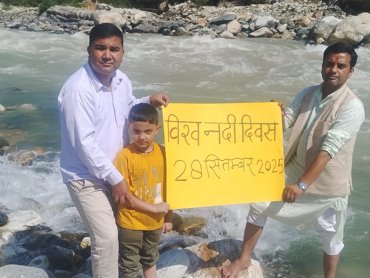 विश्व नदी दिवस पर गंगा जी की पूजा अर्चना करते हुए विश्व नदी दिवस पर गंगा जी की पूजा अर्चना करते हुए