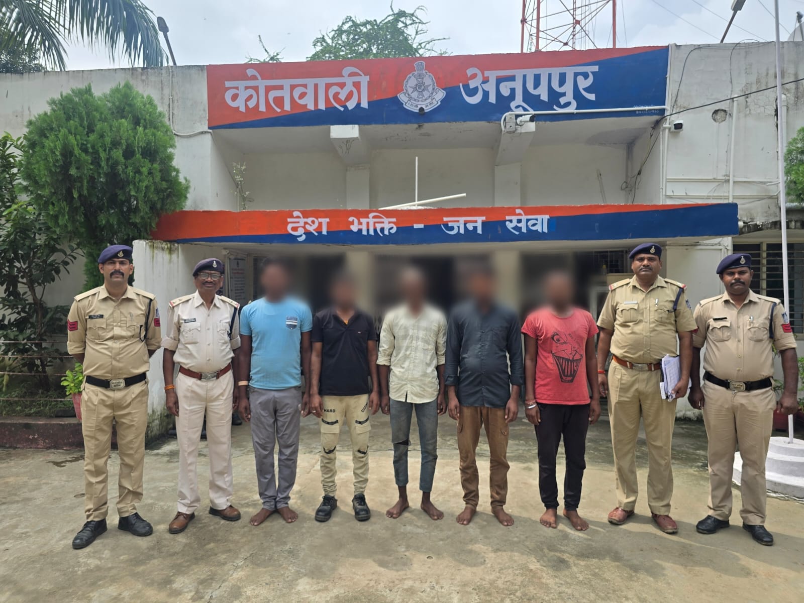 गिरफ्तार अराेपियाें के साथा पुलिस