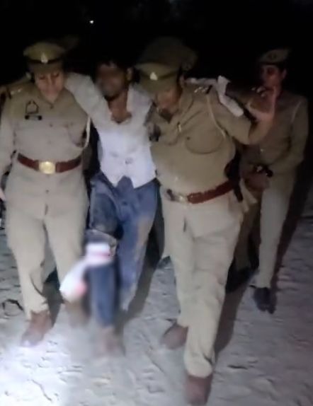 8 साल की बच्ची के साथ दुष्कर्म के आरोपित शारिक को मुठभेड़ में गिरफ्तार करने के बाद लेकर आई महिला पुलिसकर्मी।