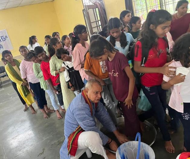कन्याओं का पैर प्रक्षालन करते हुए कन्याओं का पैर प्रक्षालन करते हुए