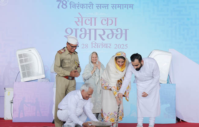 सोनीपत: 78वां निरंकारी संत समागम की सेवा आरंभ अवसर पर सतगुरु माता सुदीक्षा महाराज व राजपिता जी सोनीपत: 78वां निरंकारी संत समागम की सेवा आरंभ अवसर पर सतगुरु माता सुदीक्षा महाराज व राजपिता जी