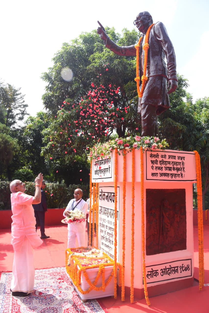 उपराष्ट्रपति जेपी को श्रद्धांजलि देते हुए उपराष्ट्रपति जेपी को श्रद्धांजलि देते हुए