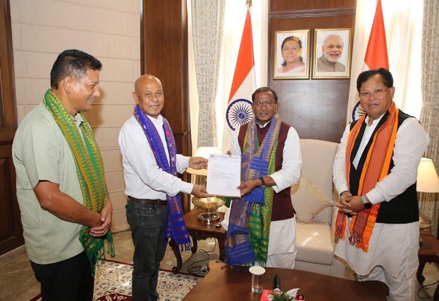 असमः राज्यपाल से मुलाकात कर बीटीसी के गठन के लिए दावा पेश करते बीपीएफ प्रमुख हग्रामा मोहिलारी