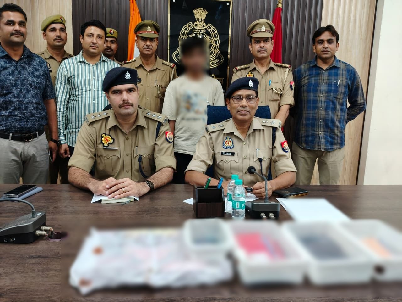 94.78 लाख रुपए की साइबर धोखाधडी के मामले में एक और आरोपित की गिरफ्तारी की जानकारी देते एसपी क्राइम व पुलिस गिरफ्त में आरोपित। 94.78 लाख रुपए की साइबर धोखाधडी के मामले में एक और आरोपित की गिरफ्तारी की जानकारी देते एसपी क्राइम व पुलिस गिरफ्त में आरोपित।