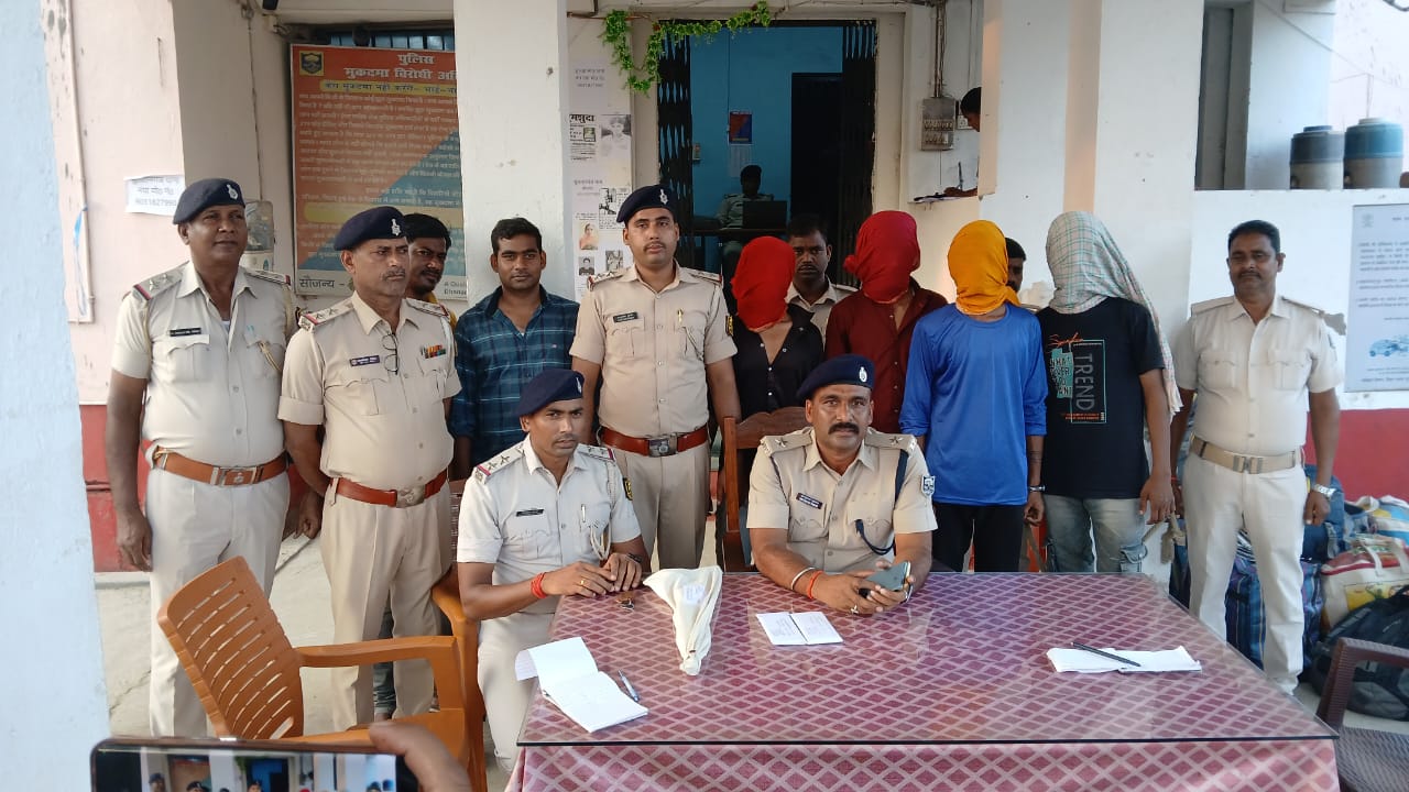 जानकारी देते थानाध्यक्ष जानकारी देते थानाध्यक्ष