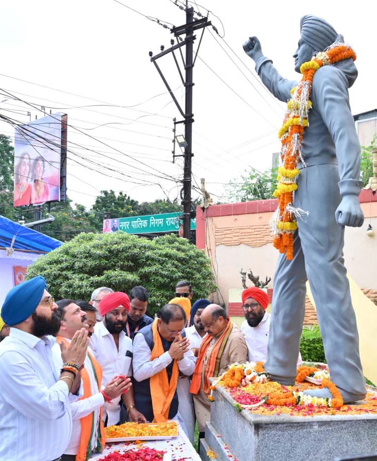 मुख्यमंत्री साय अमर शहीद भगत सिंह की प्रतिमा पर माल्यार्पण करते हुए
