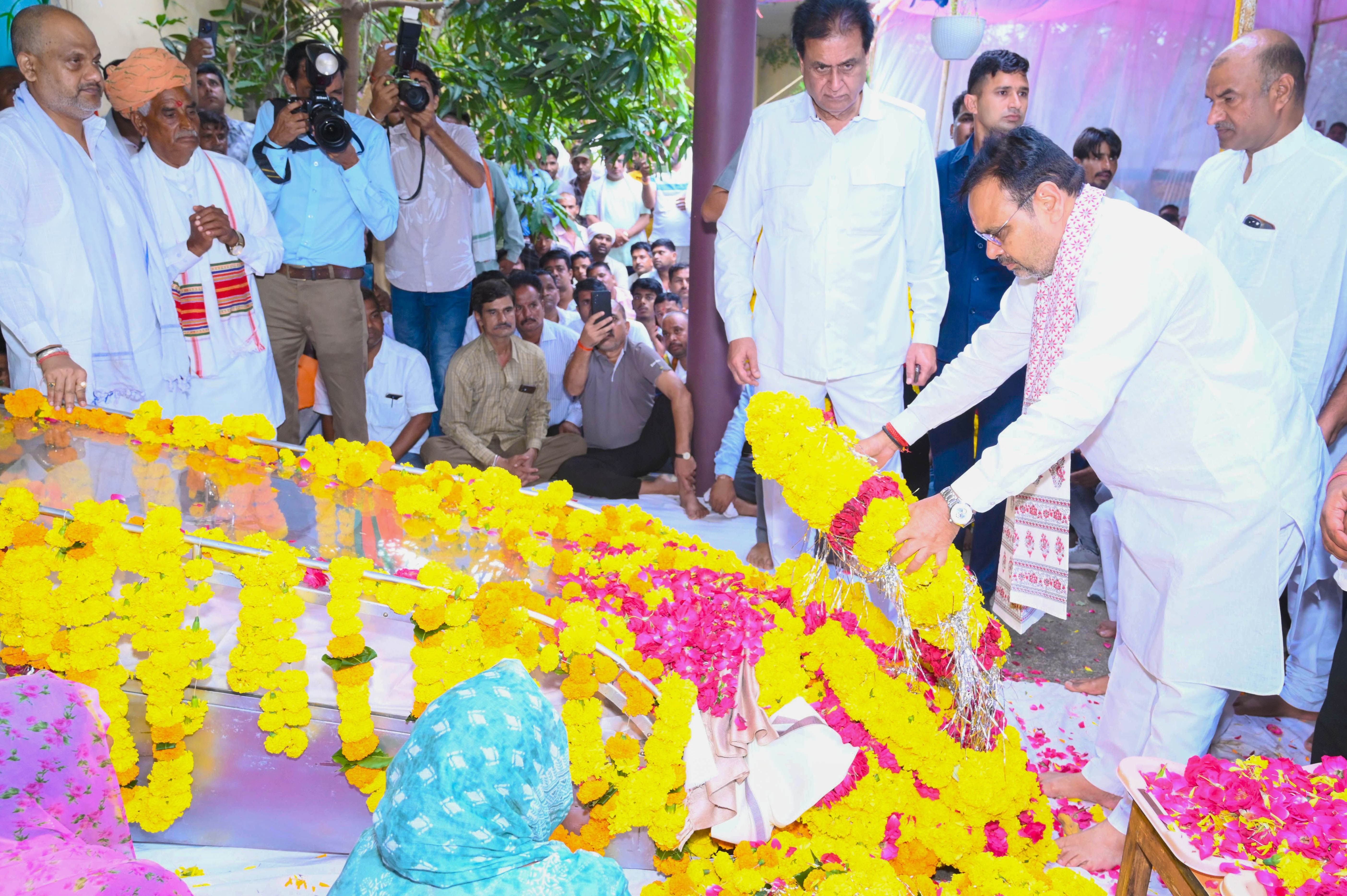 मुख्यमंत्री भजनलाल शर्मा ने पूर्व मंत्री स्व. नन्दलाल मीणा को श्रद्धासुमन अर्पित किए मुख्यमंत्री भजनलाल शर्मा ने पूर्व मंत्री स्व. नन्दलाल मीणा को श्रद्धासुमन अर्पित किए