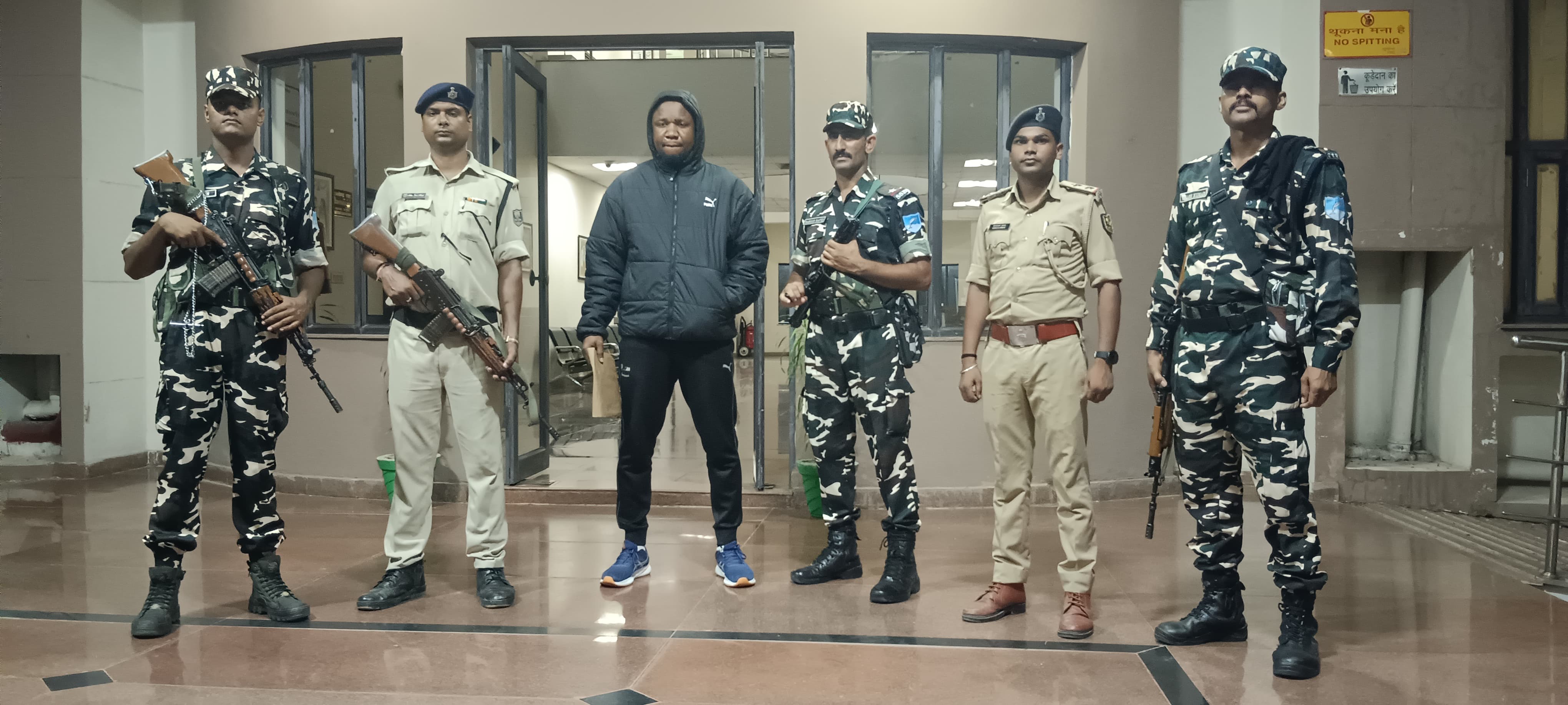 पुलिस गिरफ्त में विदेशी नागरिक पुलिस गिरफ्त में विदेशी नागरिक