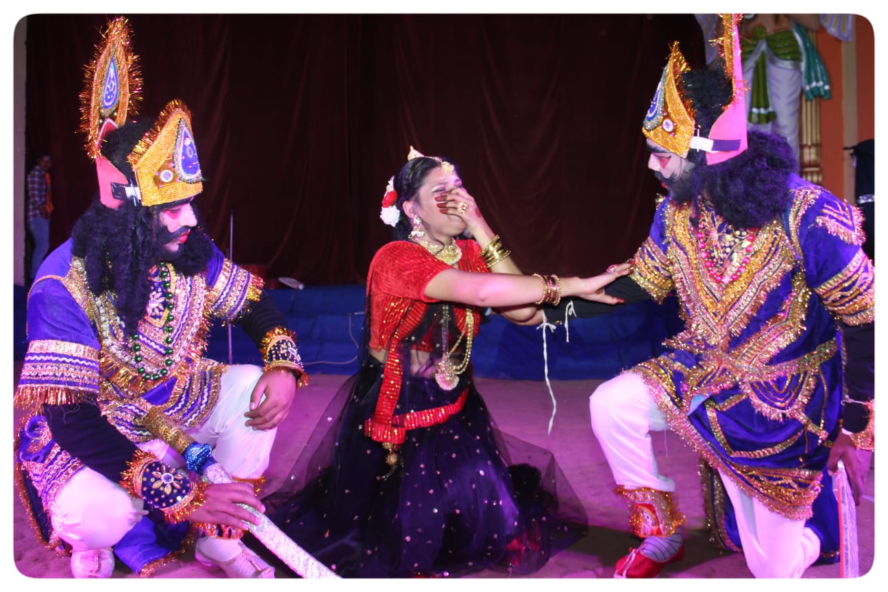 लक्ष्मण ने क्रोध में सुपर्णखा की नाक काटी लक्ष्मण ने क्रोध में सुपर्णखा की नाक काटी