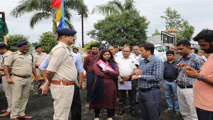 कमिश्नर एवं आईजी ने कार्यक्रम स्थल का निरीक्षण किया