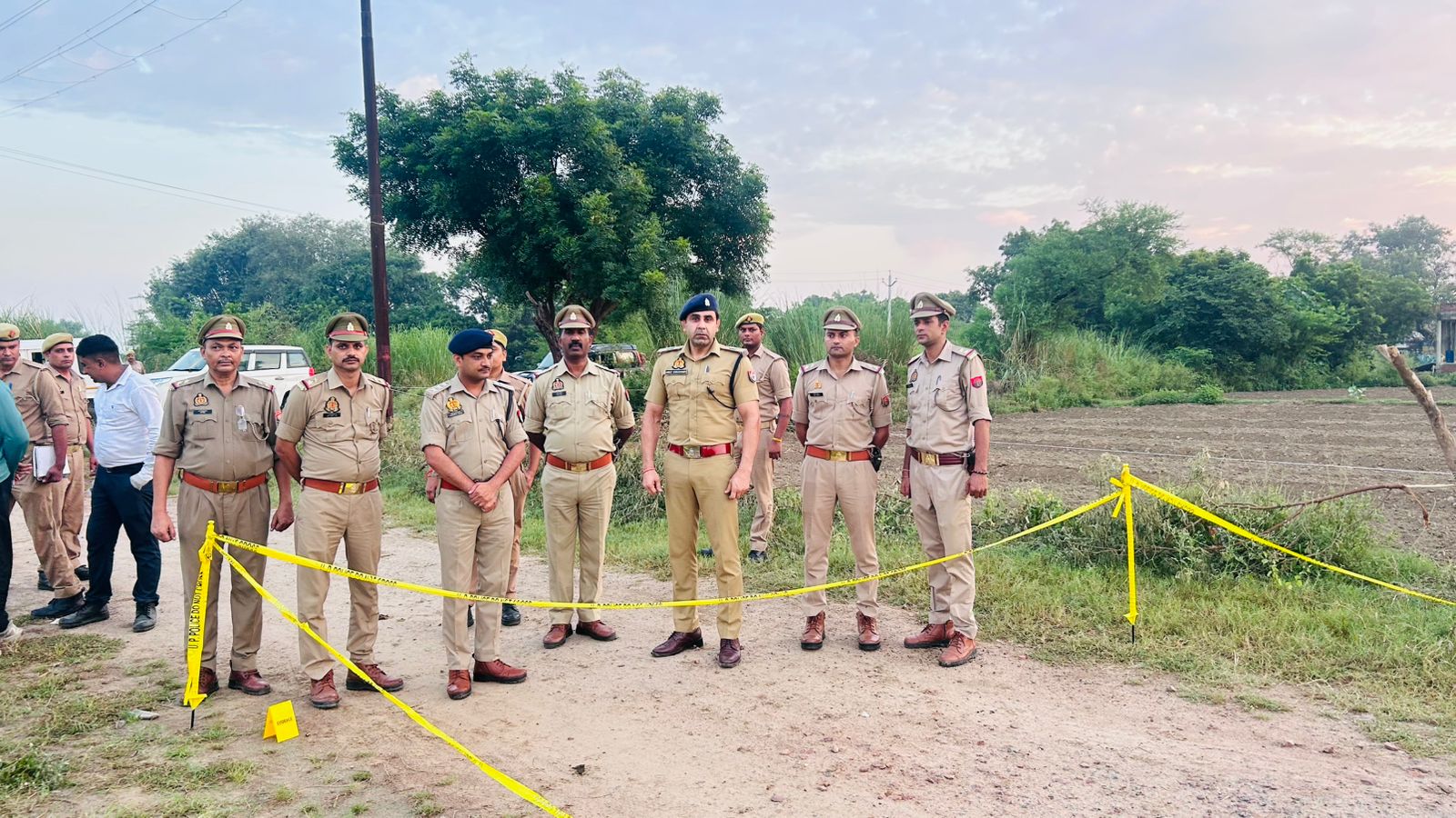 मौके पर मौजूद पुलिस टीम मौके पर मौजूद पुलिस टीम