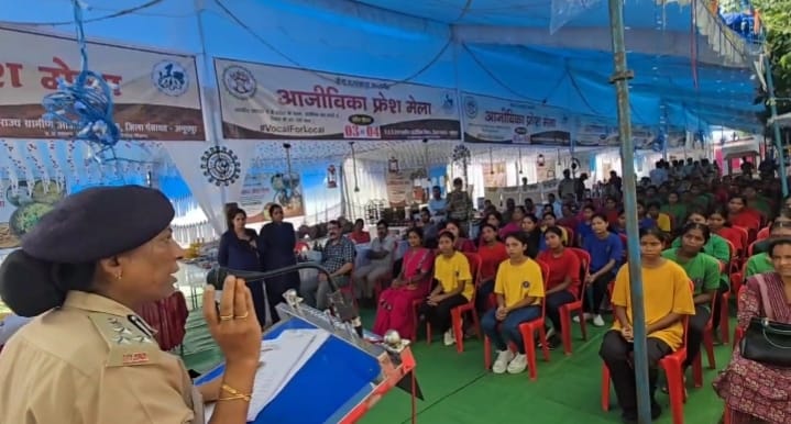 मै हूं अभिमन्यु जागरूकता कार्यक्रम काे संबाेधित करती पुलिस उपमहानिरीक्षक मै हूं अभिमन्यु जागरूकता कार्यक्रम काे संबाेधित करती पुलिस उपमहानिरीक्षक