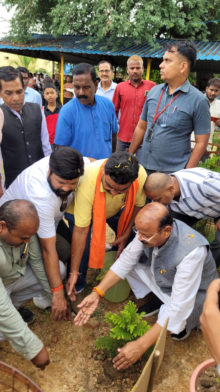 एक पेड़ मां के नाम” अभियान के तहत उन्होंने पौधरोपण करते राज्य मंत्री