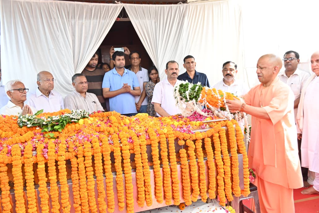 प्रो. सिंह के राजेंद्र नगर स्थित आवास पर पहुंचे सीएम योगी, पार्थिव शरीर पर पुष्प चक्र अर्पित कर किया नमन* प्रो. सिंह के राजेंद्र नगर स्थित आवास पर पहुंचे सीएम योगी, पार्थिव शरीर पर पुष्प चक्र अर्पित कर किया नमन*